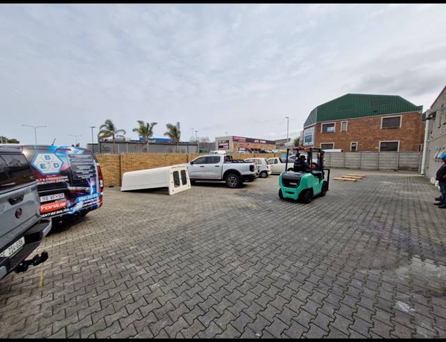 1,000M² WAREHOUSE TO LET IN STIKLAND INDUSTRIAL
